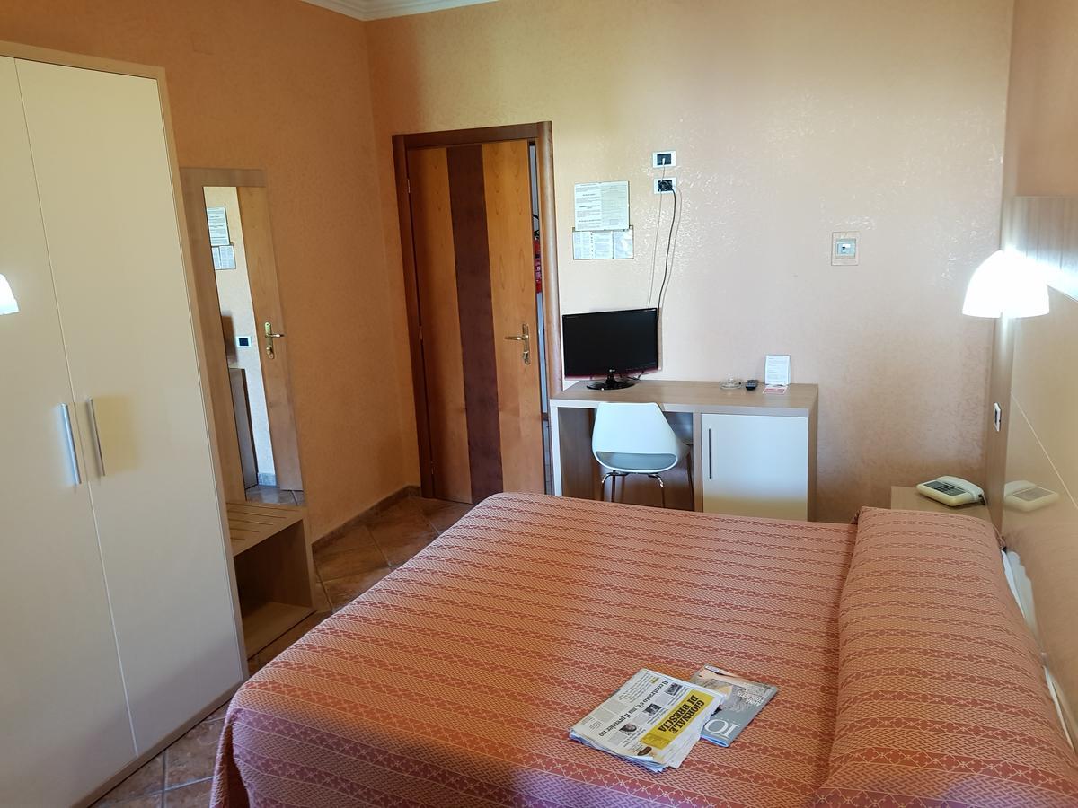 Hotel Francesco Padenghe sul Garda Bagian luar foto